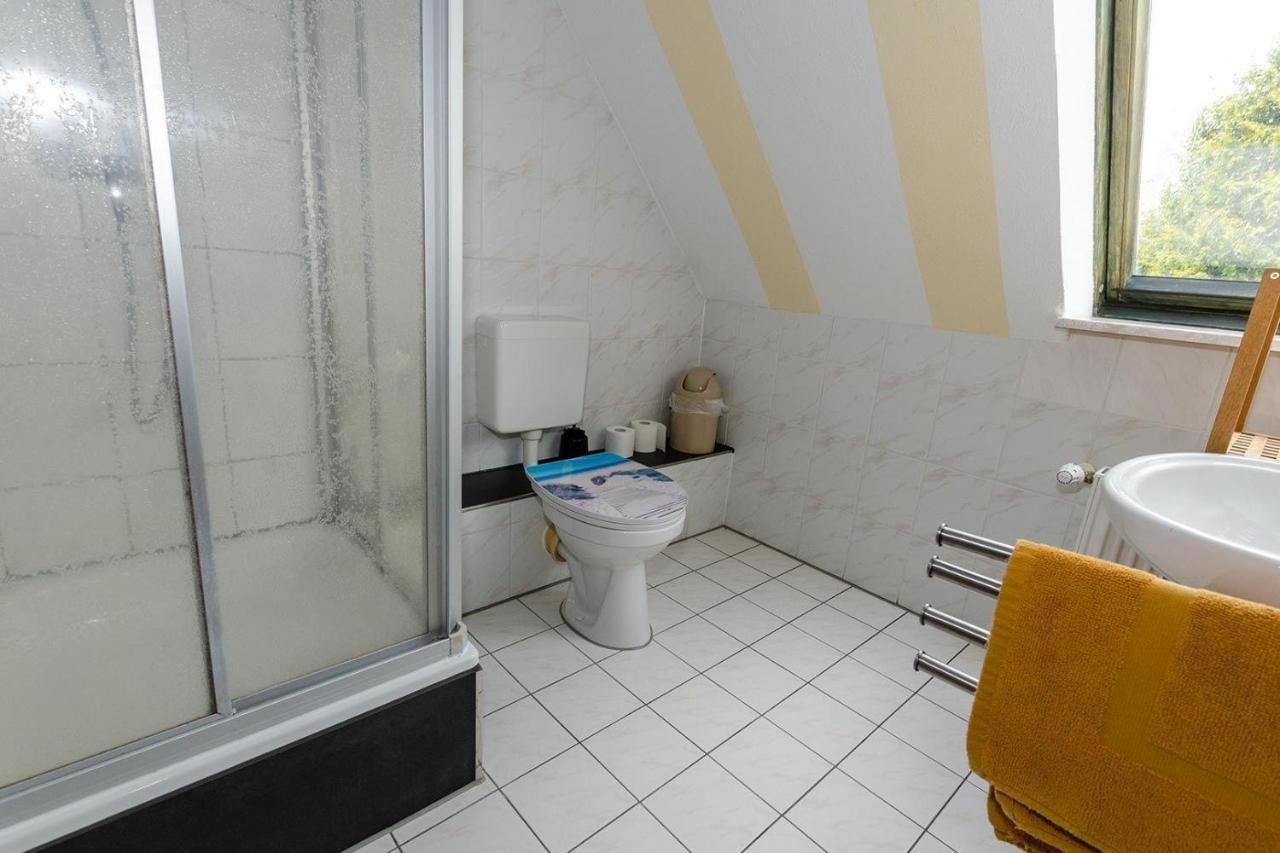 3-R-Ferienwohnung-Fuer-4-Personen-In-Schaprode-Auf-Ruegen-Zi3 Buitenkant foto